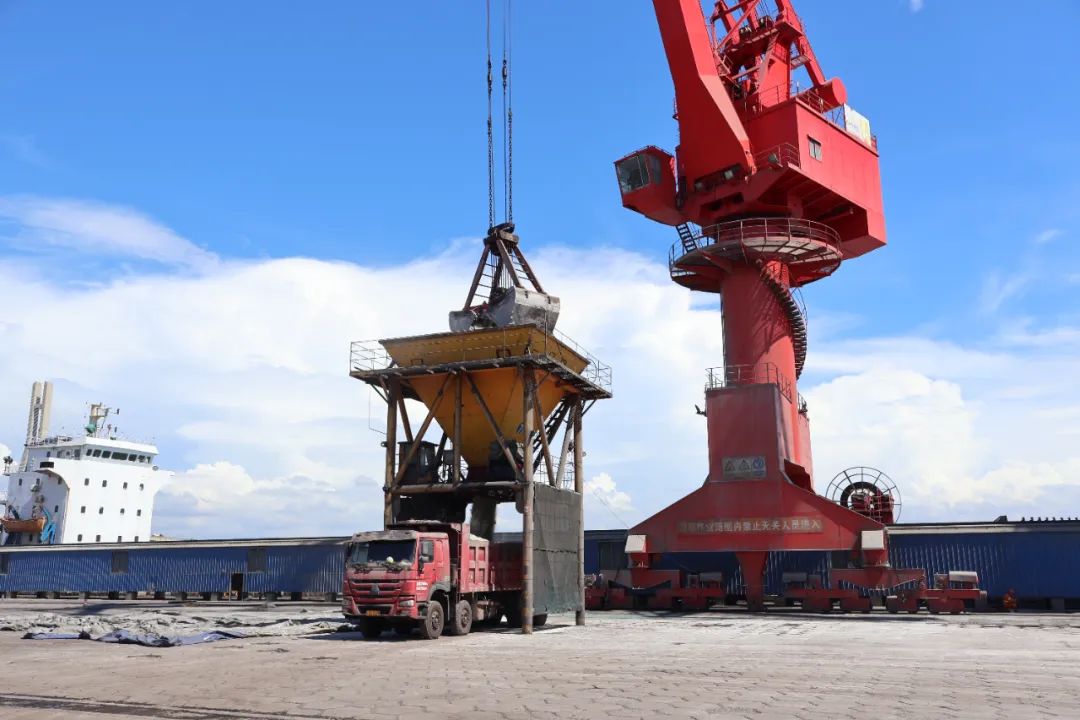 鋰精礦到港 回轉(zhuǎn)窯點火 星之海氫氧化鋰項目建設(shè)進入沖刺階段1.jpg