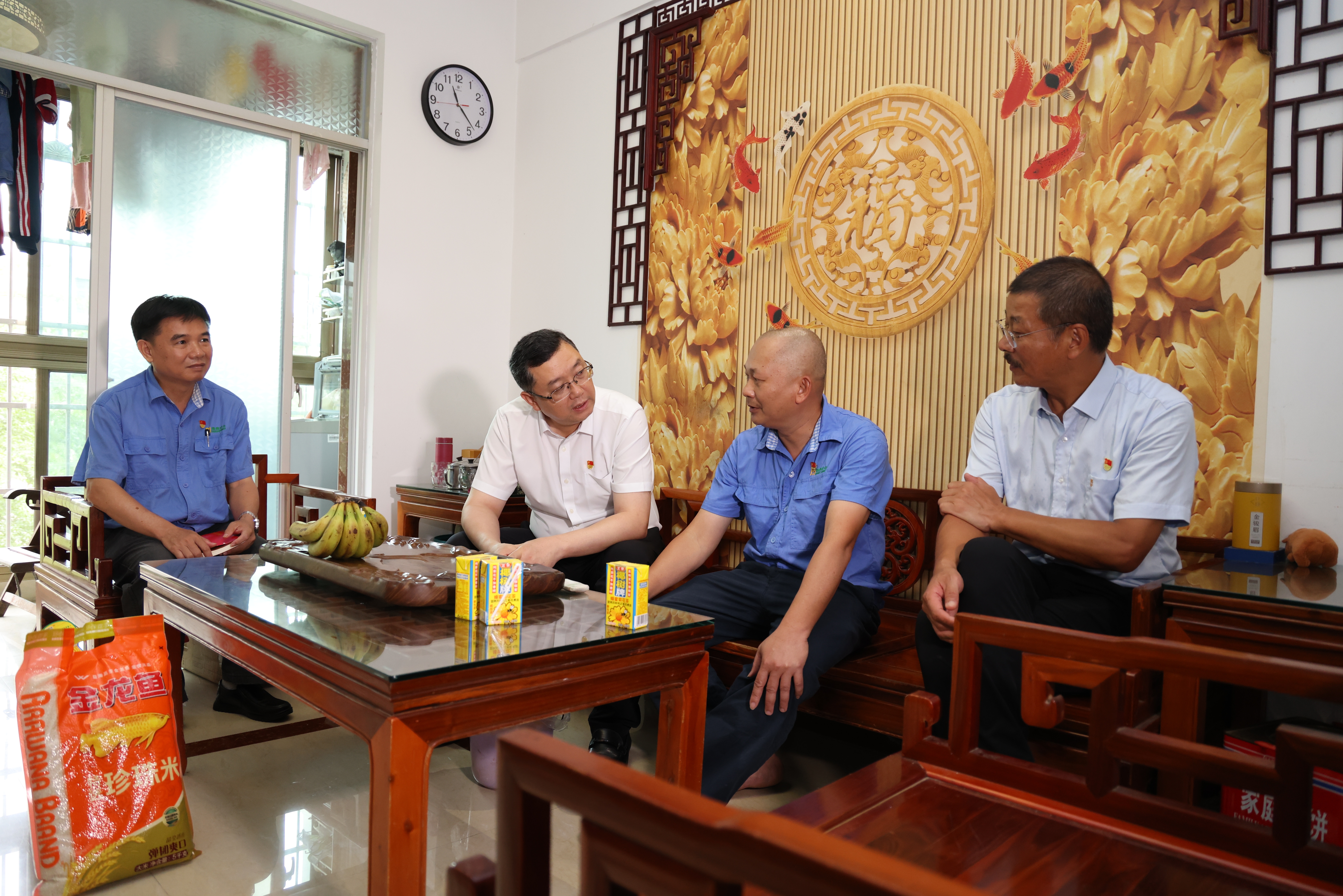 省國資委黨委書記、主任馬詠華走訪慰問海南礦業(yè)困難黨員